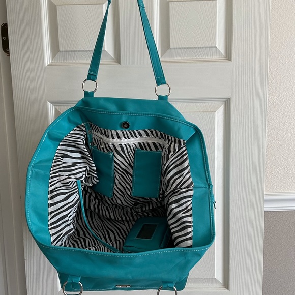 Weekender Travel Overnight Bag - Picture 2 of 5